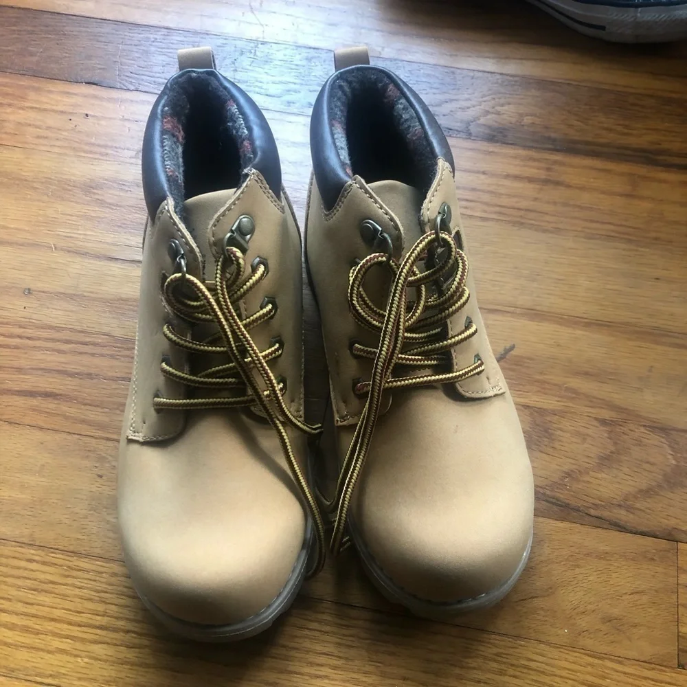 Boys Boots like New worn one time inside the house Size2/3